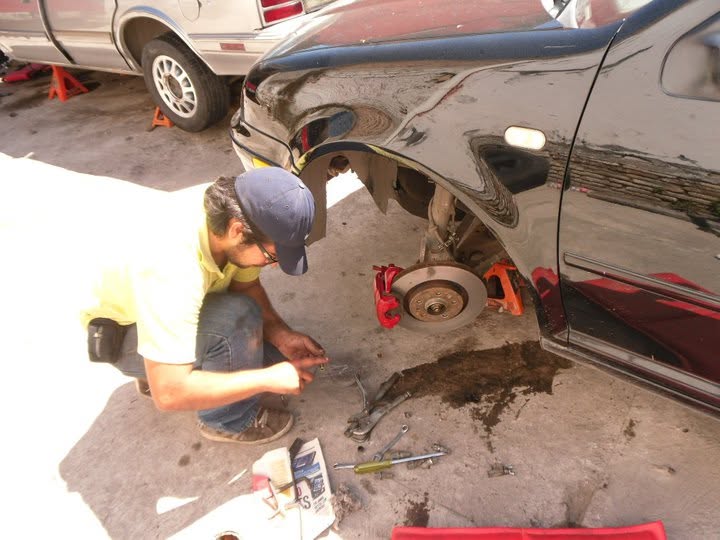 Mecánico trabajando en los frenos de un automóvil