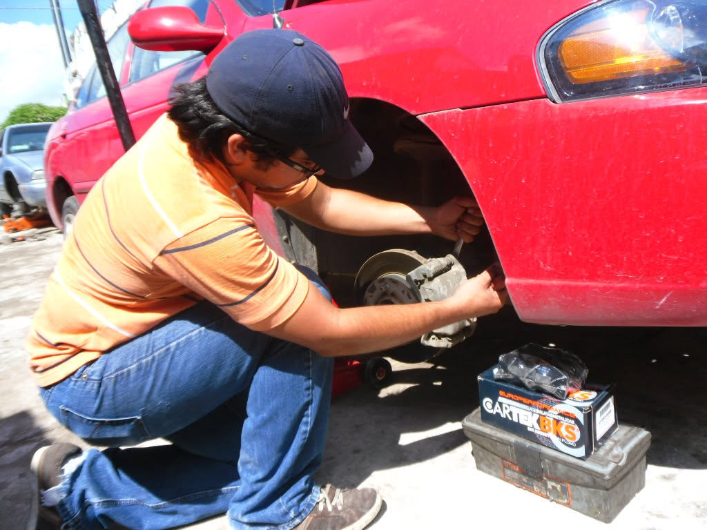Mecánico instalando balatas en una rueda